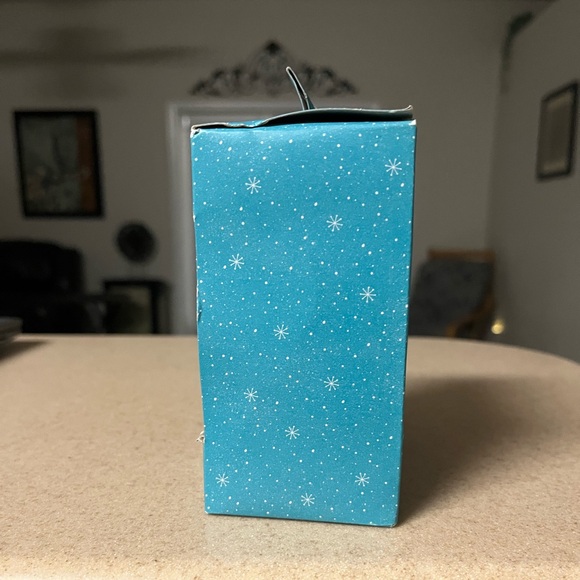 New in box Disney Hallmark 2022 Minnie Mouse Christmas Tree Ornament - Picture 2 of 7